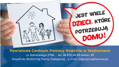 Dziecięcy rysunek rodziny w domu, trzymany przez dwie dziecięce dłonie. Obok widnieje napis: "Jest wiele dzieci, które potrzebują domu!". W dolnej części obrazu znajduje się informacja kontaktowa do Powiatowego Centrum Pomocy Rodzinie w Wejherowie.