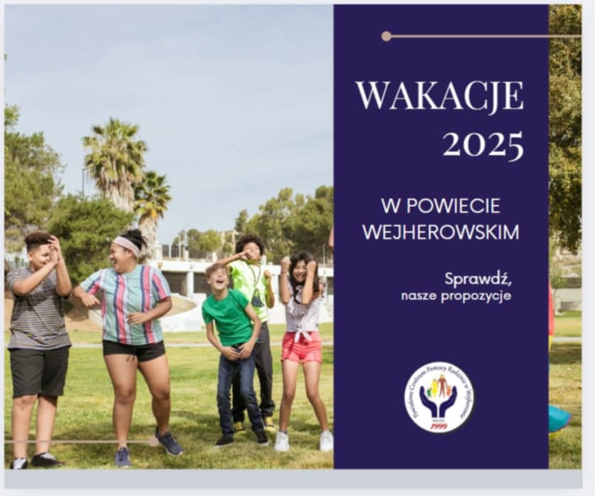 Grupa uśmiechniętych dzieci bawiących się na świeżym powietrzu oraz napis „Wakacje 2025 w Powiecie Wejherowskim”.