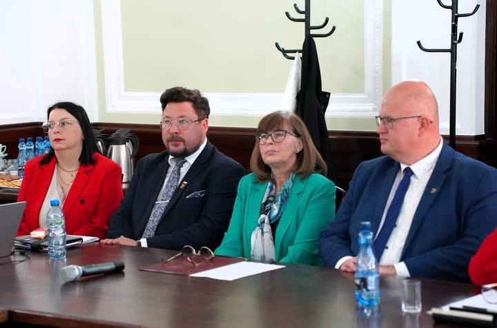 Marcin Kaczmarek, Ewa Myć-Szopińska, Marcin Drewa i Tomisława Łoś podczas spotkania na temat pieczy zastępczej w Wejherowie.