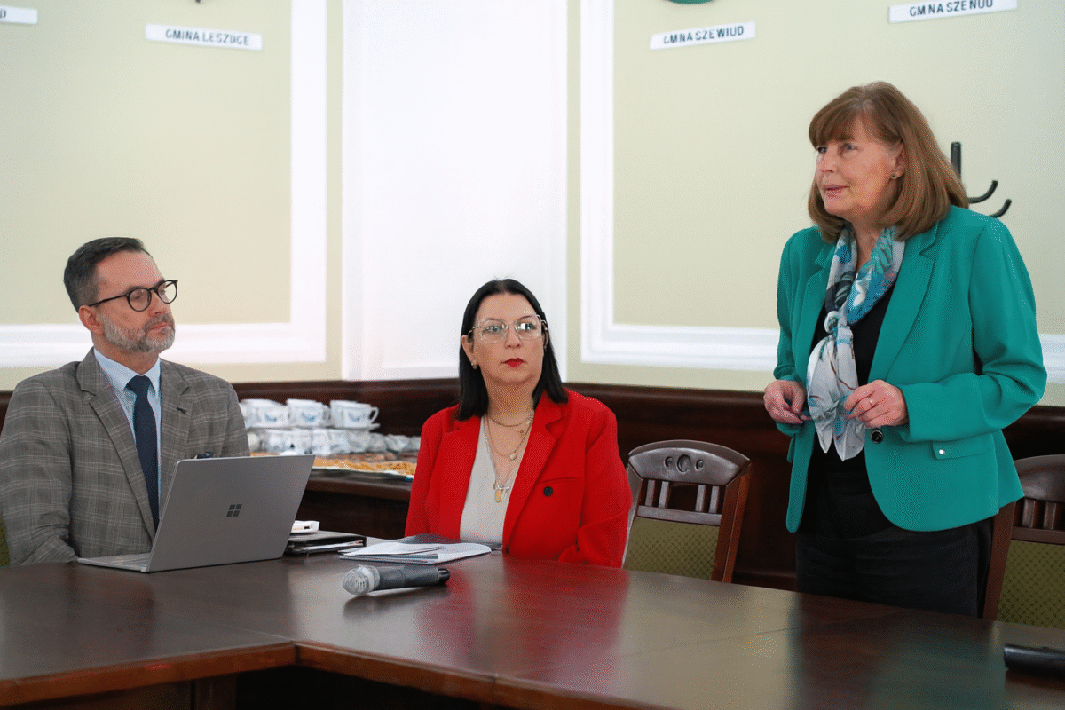 Ewa Myć-Szopińska, Dyrektor PCPR w Wejherowie oraz Tonia Łoś, Zastępca Dyrektora PCPR, podczas spotkania w sali Starostwa Powiatowego w Wejherowie.