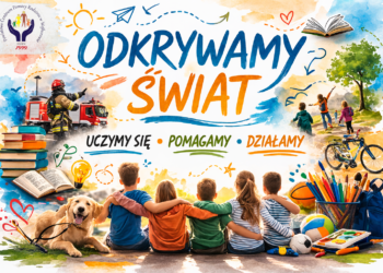 Plakat w żywych, akwarelowych kolorach. Centralnie dominuje duży, niebiesko-pomarańczowy tytuł „ODKRYWAMY ŚWIAT”; bezpośrednio pod nim trzy motywujące hasła oddzielone kropkami: „UCZYMY SIĘ • POMAGAMY • DZIAŁAMY”. Na pierwszym planie, na zielonej trawie, siedzi pięcioro dzieci ustawionych plecami do obserwatora — trzymają się za ramiona, tworząc poczucie wspólnoty. Po lewej stronie przy nich leży uśmiechnięty pies. Przed dziećmi poukładane są stosy książek i otwarta książka, obok kredki, pędzle, plecak i piłka — elementy kojarzące się ze szkołą i zabawą. W górnej części plakatu, w tle, znajdują się niewielkie, ilustracyjne scenki: po lewej strażak obok czerwonego wozu strażackiego; po prawej sylwetki osób spacerujących i rowerzystów przy drzewie. Nad kompozycją widać słoneczko i papierowy samolocik ciągnący przerywaną linię, nadając obrazowi dynamikę i lekkość. W lewym górnym rogu niewielkie okrągłe logo PCPR; w prawym górnym rogu otwarta książka z unoszącymi się drobnymi elementami — symbolem wiedzy i wyobraźni. Całość ma przyjazny, zachęcający nastrój, podkreślający naukę, pomoc i aktywność.