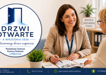 Dni Otwarte PCPR Wejherowo – pracownica Powiatowego Centrum Pomocy Rodzinie rozmawia z mieszkanką podczas konsultacji.